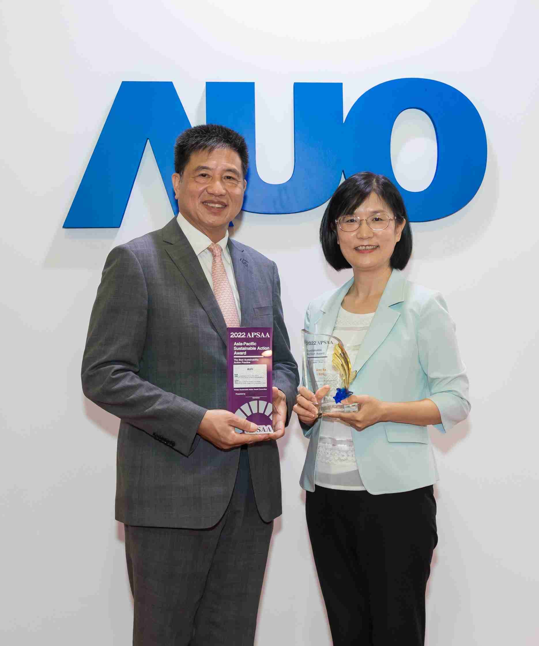 NG大舞台长期垫筑永续远景的基石，，，透过ESG暨气候委员会逐步实践永续策略蓝图。。。其中，，NG大舞台光电永续长古秀华带领团队、、、制定中长期目标，，缔造多面向亮眼表现，，，，获得「顶尖永续长奖」的个人奖殊荣（左：NG大舞台光电董事长暨执行长彭双浪，，，右：NG大舞台光电永续长古秀华）