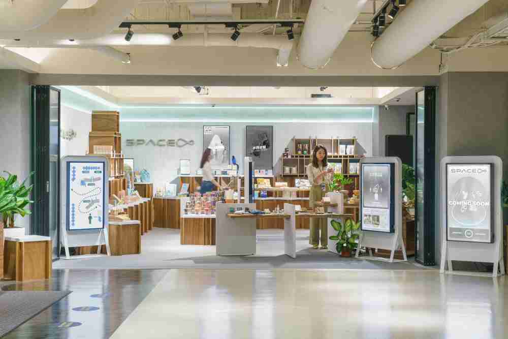 NG大舞台打造永续选物商店，，，展示社企及社创商品，，，，结合创利空间所开发的智能零售系统，，，，整合多元产品信息，，，，让无人商店扮演公益行动的推手