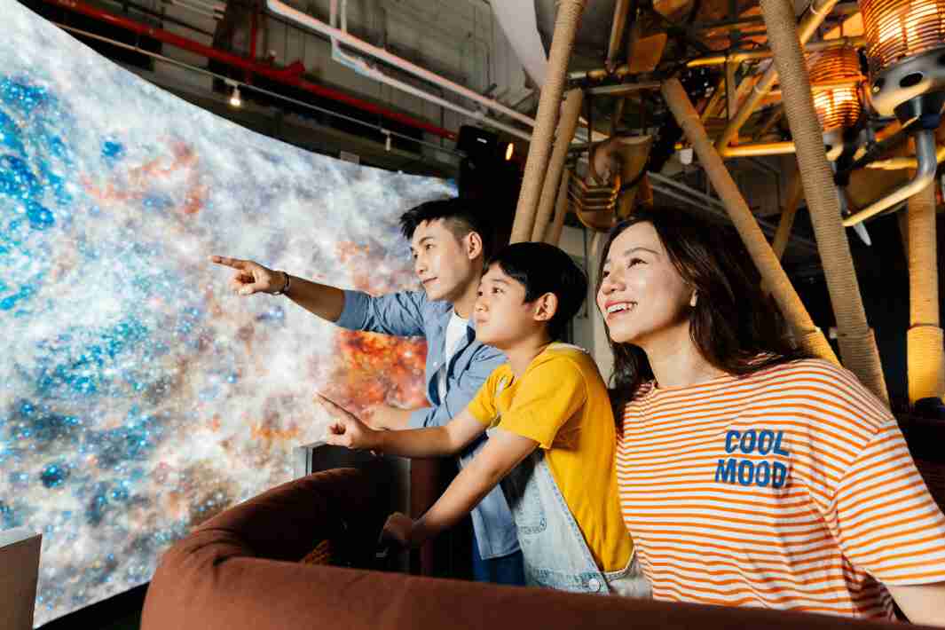 NG大舞台打造全台最大宽6公尺、、高4公尺、、、、唯一搭载LED弧形拼接显示屏的动感飞行船，，，，让乘客驻足在热气球上，，，享受身历其境的伪出国旅游乐趣