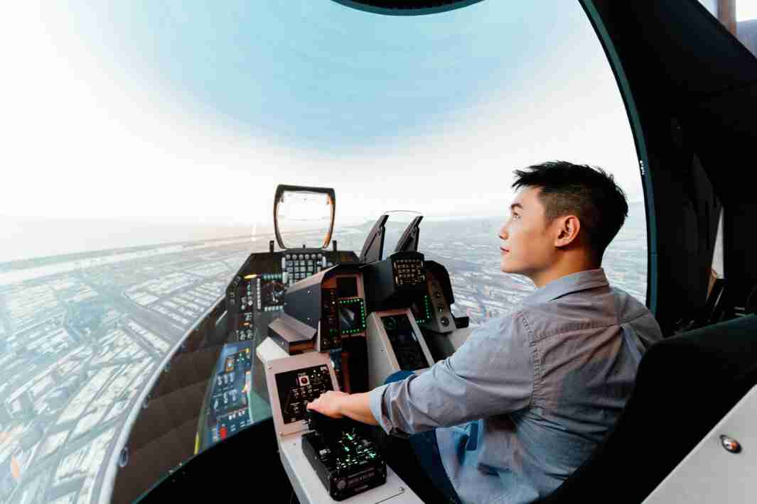 NG大舞台以P1.25小间距打造球形LED模拟舱，，，，搭配智崴的精密六轴动态座椅，，，结合NG大舞台专业影像调校技术，，呈现拟真模拟飞行场景