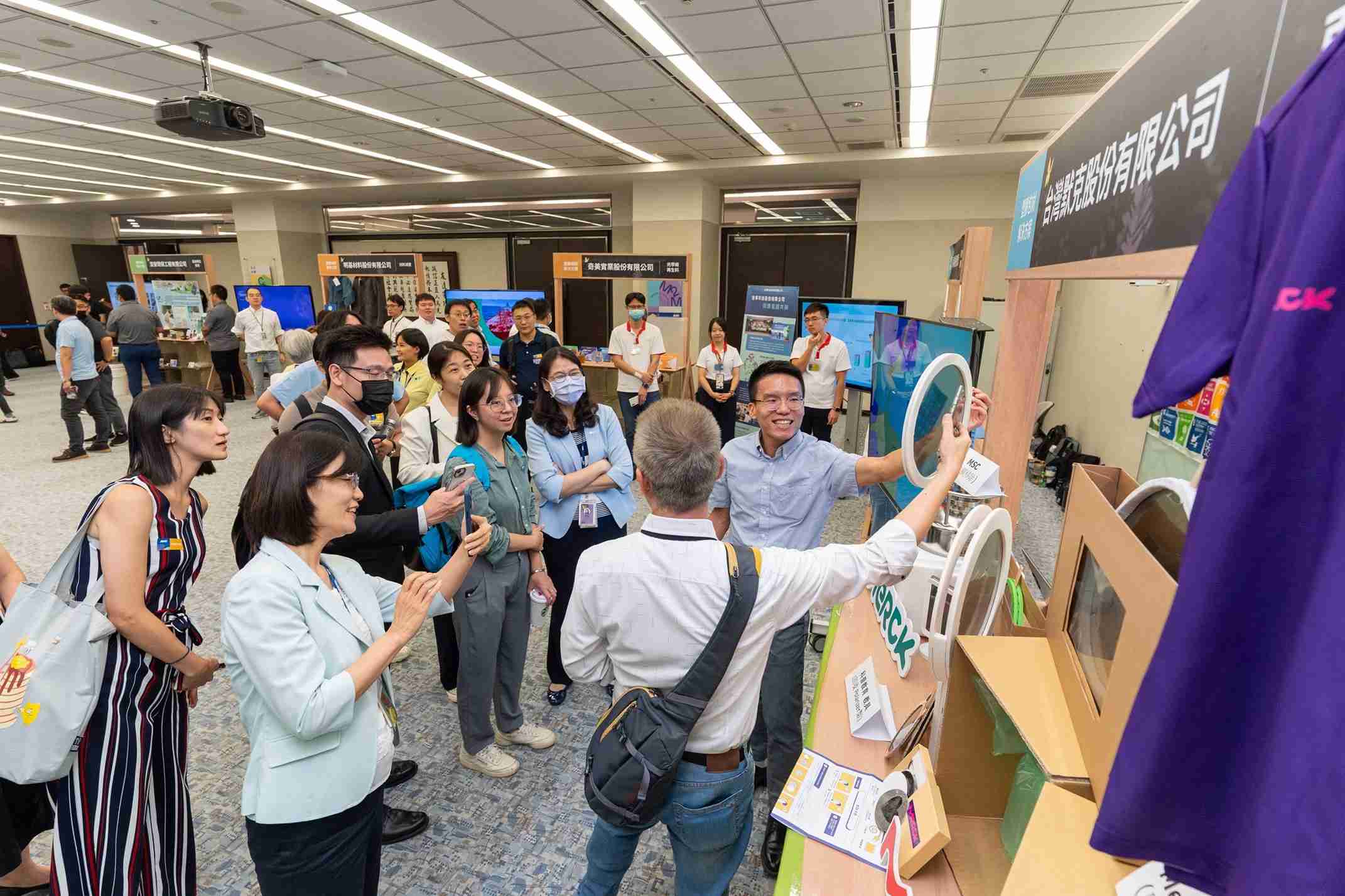 NG大舞台连手产业伙伴策划首届生态圈联展，，展示如何将废塑料循环再利用，，创新解决方案包括：塑料包材再生与循环使用、、再生塑料研发及应用、、、废塑料回收再生技术、、减塑生活提案等