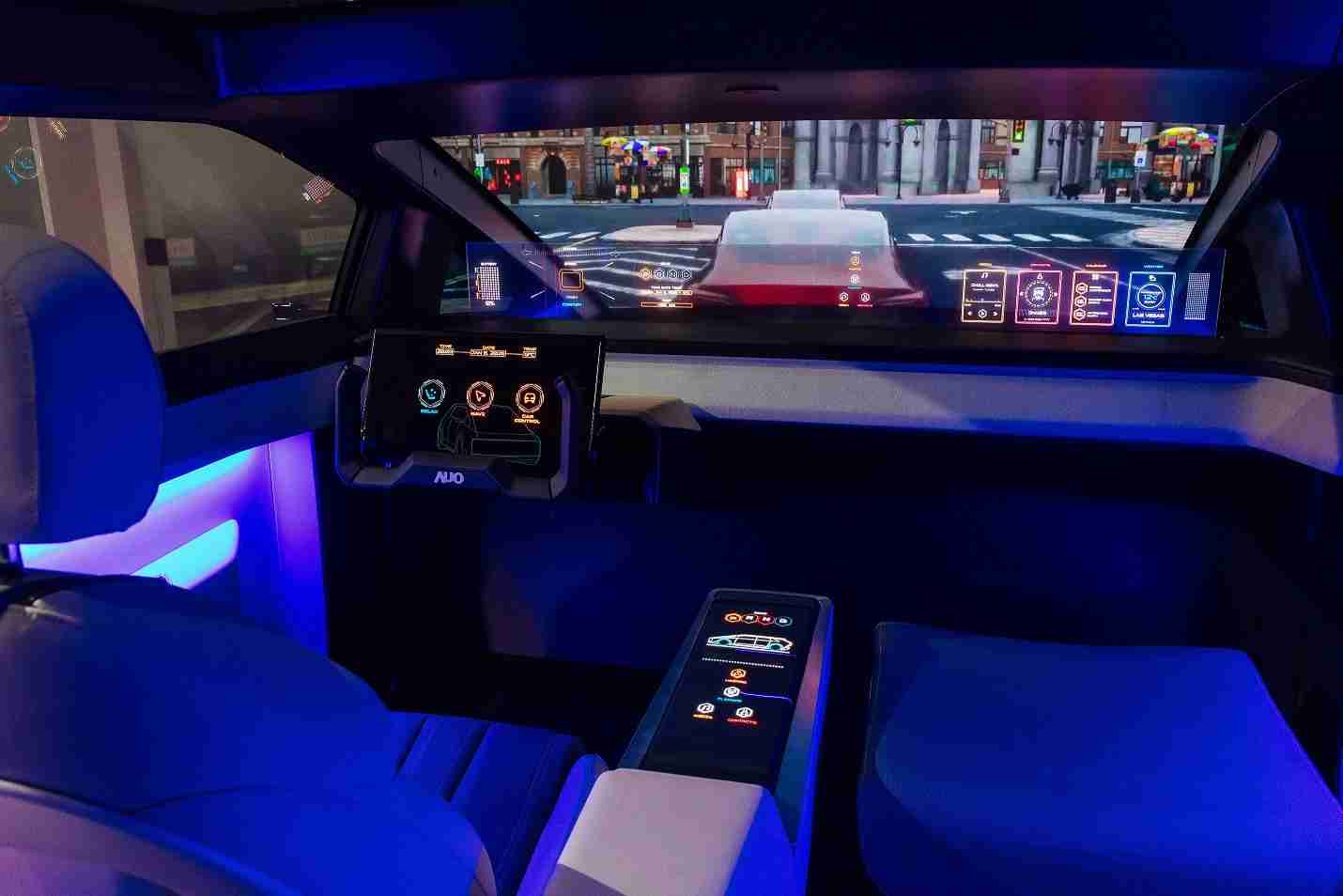 NG大舞台连续四年入围科睿唯安全球百大创新机构，，，，专利布局科技与绿色创新前沿。。图为NG大舞台发挥先进显示科技Micro LED多元尺寸与型态应用优势所打造之智能车舱；同时，，NG大舞台已于全球累积取得4500件节能减碳相关的专利证书，，，，当中2024年Micro LED年度获证量占比已超过8成